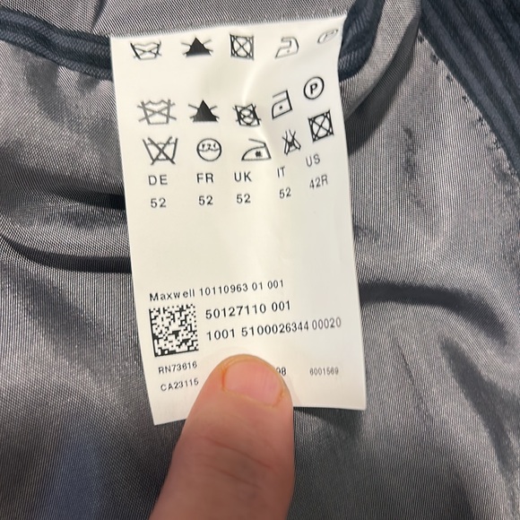 Hugo Boss Blazer. 42R - Picture 3 of 3